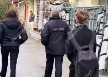 В Краснодаре 15-летний подросток ради хайпа плюнул в спину полицейскому