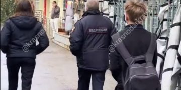 В Краснодаре 15-летний подросток ради хайпа плюнул в спину полицейскому
