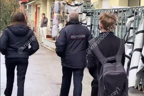 В Краснодаре 15-летний подросток ради хайпа плюнул в спину полицейскому