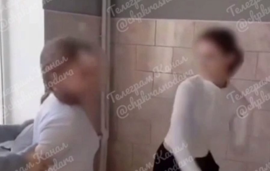 На Кубани подростки издевались над девочкой и сняли это на видео