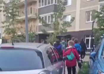 В Краснодаре неизвестный сбросил пакет с водой и чуть не попал в детей