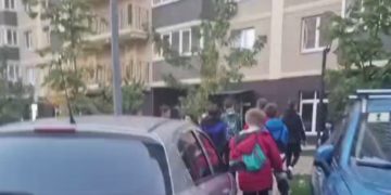 В Краснодаре неизвестный сбросил пакет с водой и чуть не попал в детей