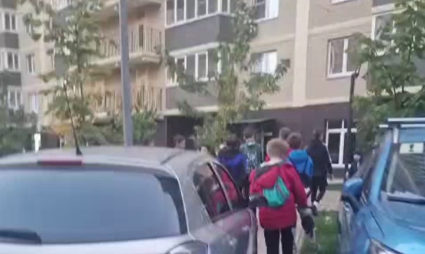 В Краснодаре неизвестный сбросил пакет с водой и чуть не попал в детей