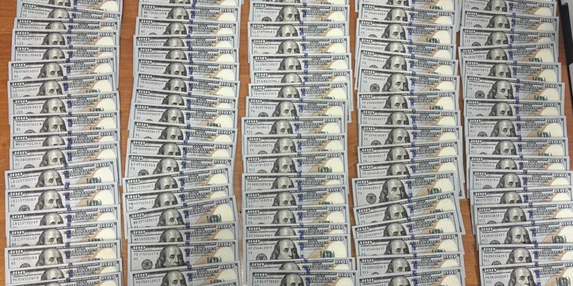 Крупную сумму валюты попыталась вывезти за границу пассажирка рейса Сочи-Стамбул