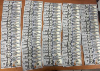 Крупную сумму валюты попыталась вывезти за границу пассажирка рейса Сочи-Стамбул