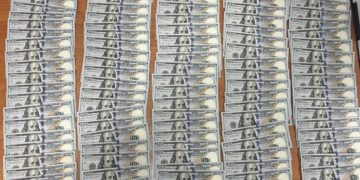 Крупную сумму валюты попыталась вывезти за границу пассажирка рейса Сочи-Стамбул