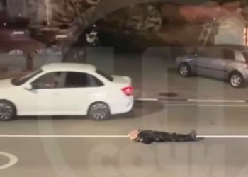 В Сочи женщина лежала на дороге и пыталась бросаться на капоты авто