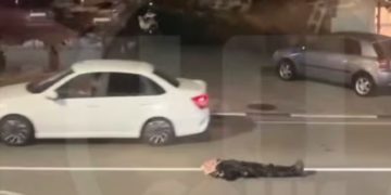 В Сочи женщина лежала на дороге и пыталась бросаться на капоты авто