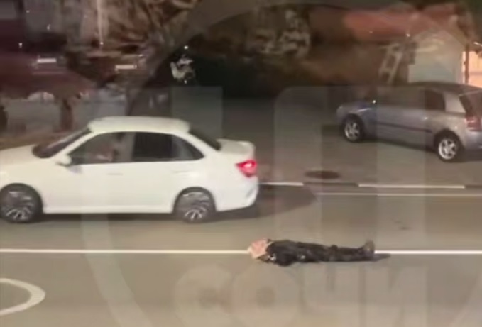 В Сочи женщина лежала на дороге и пыталась бросаться на капоты авто