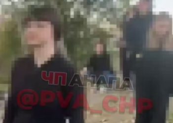 В Анапе несколько человек на камеру избили девочку