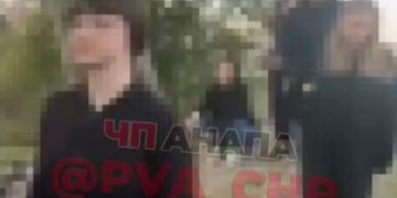 В Анапе несколько человек на камеру избили девочку