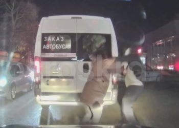 В Краснодаре женщина сорвала номер с автобуса и ударила им мужчину