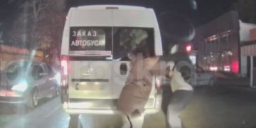 В Краснодаре женщина сорвала номер с автобуса и ударила им мужчину
