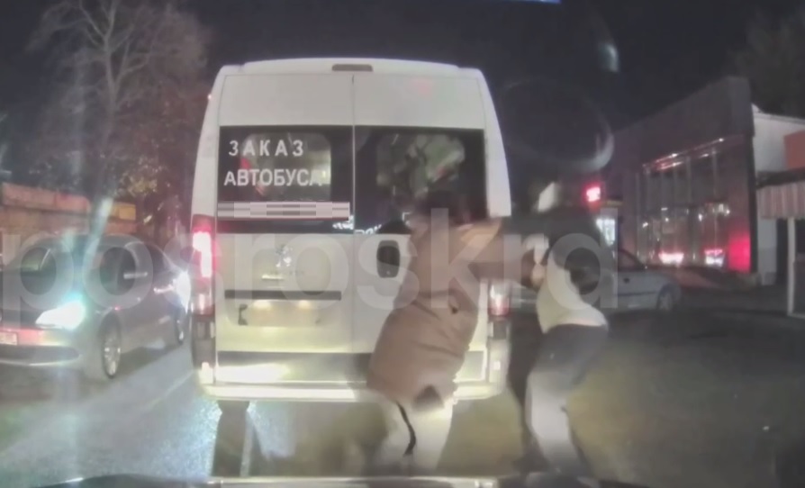 В Краснодаре женщина сорвала номер с автобуса и ударила им мужчину