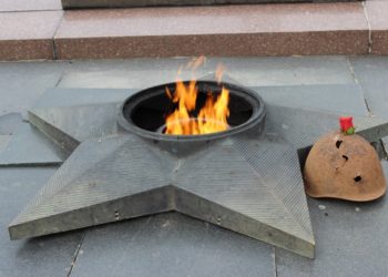 В Усть-Лабинске нашли двух братьев, перекусивших на Вечном огне