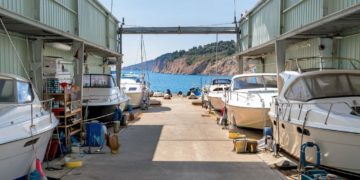 Семья экс-депутата Напсо нашла пристанище в лодочном гараже в Сочи