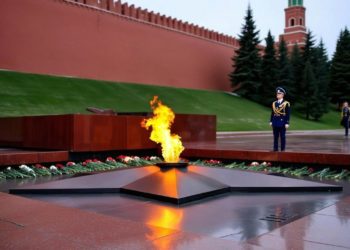 Кощунство у мемориала: подростки использовали Вечный огонь как плиту на Кубани