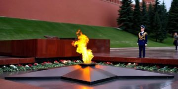 Кощунство у мемориала: подростки использовали Вечный огонь как плиту на Кубани