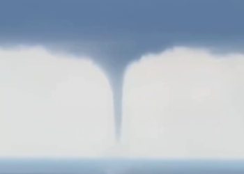 Несколько смерчей зафиксированы на видео над Черным морем у Сочи и Туапсе