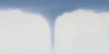 Несколько смерчей зафиксированы на видео над Черным морем у Сочи и Туапсе