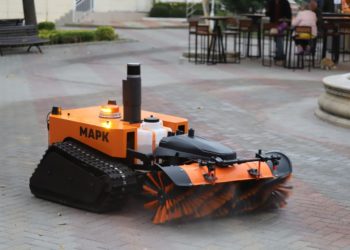 В Геленджике начал работать первый в России робот-дворник