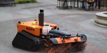 В Геленджике начал работать первый в России робот-дворник