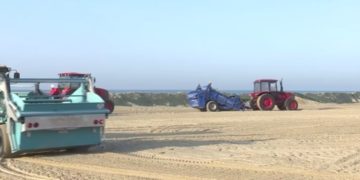 В Анапе продолжается механизированная очистка побережья