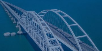 Два человека нарушили запрет на проезд электромобилей по Крымскому мосту