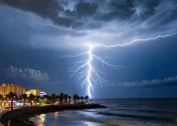 Напоминающая работу ПВО рекордная молния ударила в Сочи ночью 13 ноября