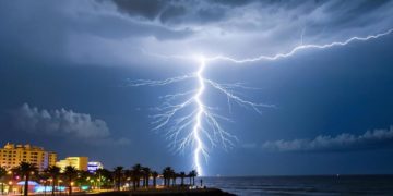 Напоминающая работу ПВО рекордная молния ударила в Сочи ночью 13 ноября