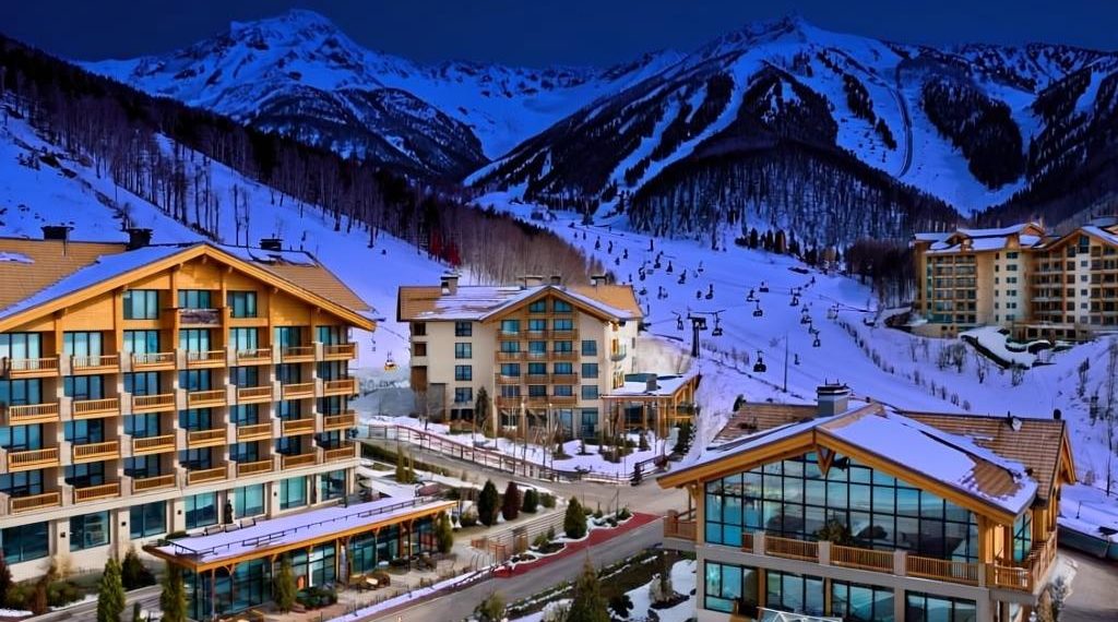 За новогодний снег в горных отелях Сочи придется отдать в три раза больше