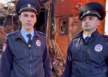 Полицейские спасли 15 человек из горящего дома в Краснодарском крае