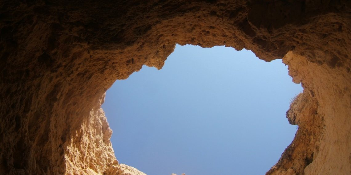 В Новороссийске женщина упала в двухметровую яму