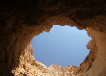 В Новороссийске женщина упала в двухметровую яму