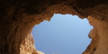 В Новороссийске женщина упала в двухметровую яму