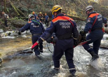 Спасатели эвакуировали женщину с травмой ноги из каньона «Царские ворота» в Сочи