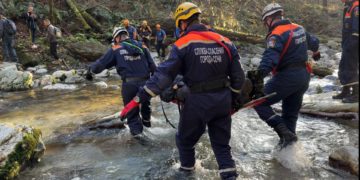 Спасатели эвакуировали женщину с травмой ноги из каньона «Царские ворота» в Сочи