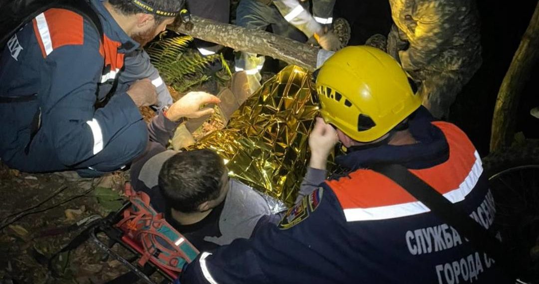 Спасатели эвакуировали из сочинского леса 40-летнего мужчину с серьезной травмой