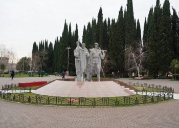 В Сочи полиция разыскивает подростков, осквернивших мемориал «Три солдата»