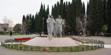 В Сочи полиция разыскивает подростков, осквернивших мемориал «Три солдата»