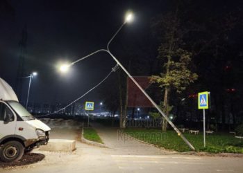 В Краснодаре поврежденный столб создал угрозу для пешеходов