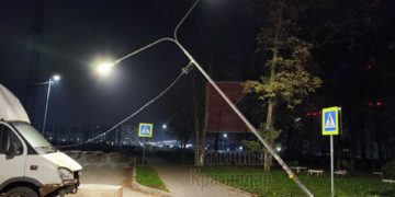 В Краснодаре поврежденный столб создал угрозу для пешеходов