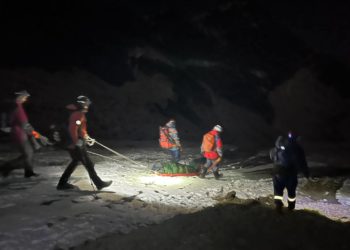 В Сочи спасатели эвакуировали с гор травмированную туристку в условиях непогоды