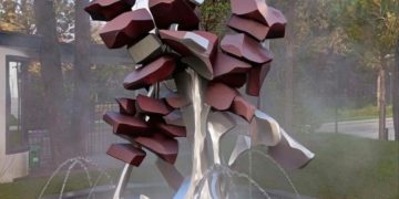 Каменное мясо и красные угли: в Сочи открыли «аппетитный» фонтан-шашлык