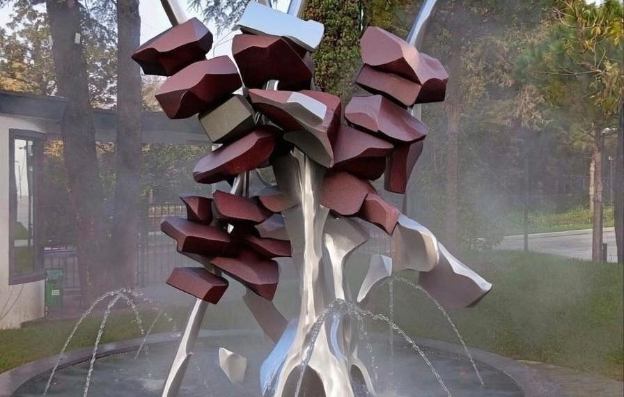 Каменное мясо и красные угли: в Сочи открыли «аппетитный» фонтан-шашлык