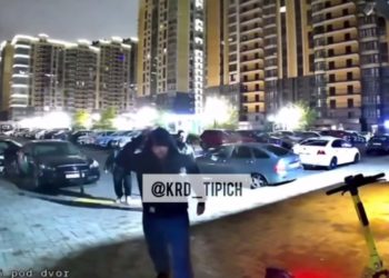 В Краснодаре мужчина вырвал дверь в подъезд и попал на видео