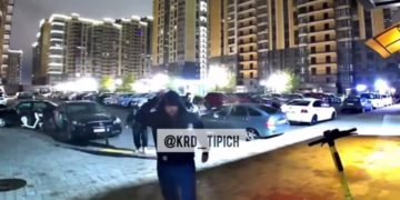 В Краснодаре мужчина вырвал дверь в подъезд и попал на видео