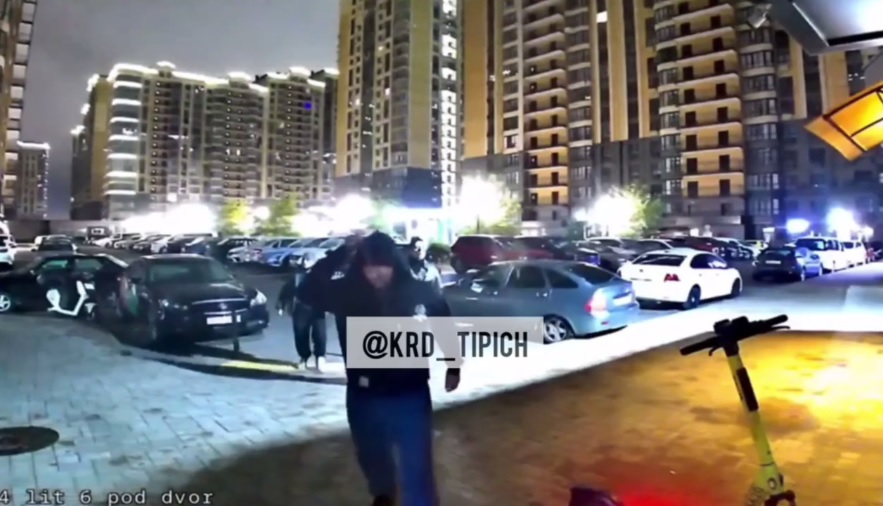 В Краснодаре мужчина вырвал дверь в подъезд и попал на видео