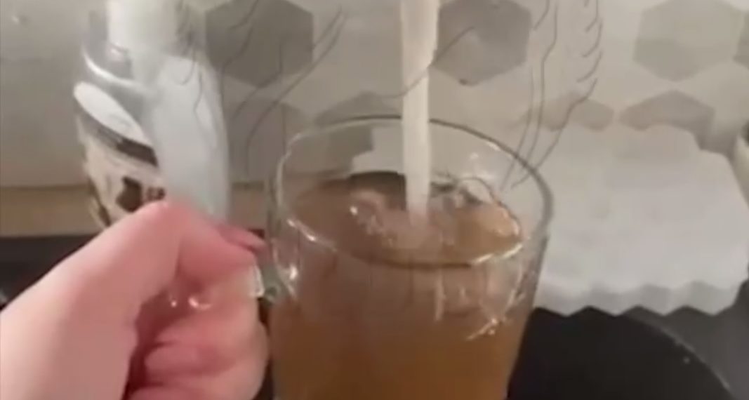 Краснодарцы больше месяца жалуются на коричневую воду из-под крана