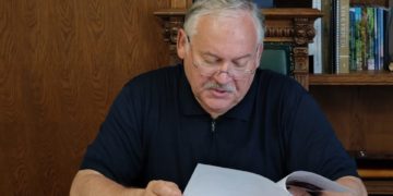 Константин Затулин помогает сочинцам решить проблему с разрушающейся лестницей